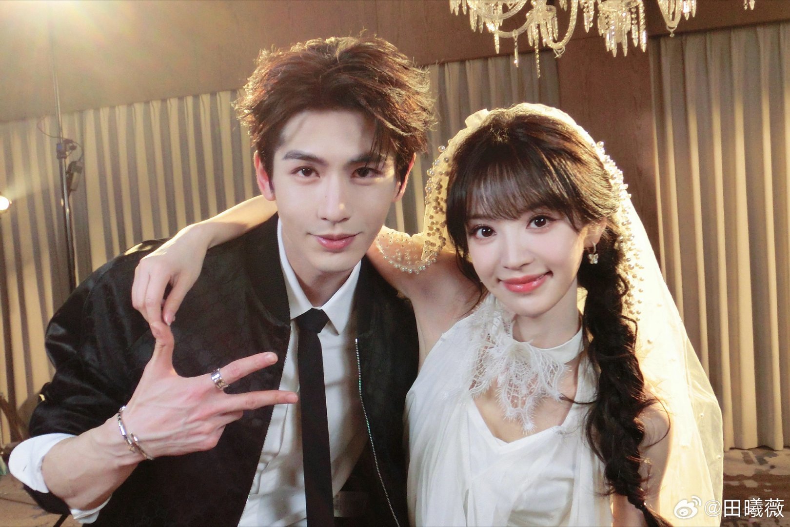 张凌赫田曦薇逐玉破万发文张凌赫田曦薇回应逐玉破万 张凌赫：采访下班我来了！谢谢大