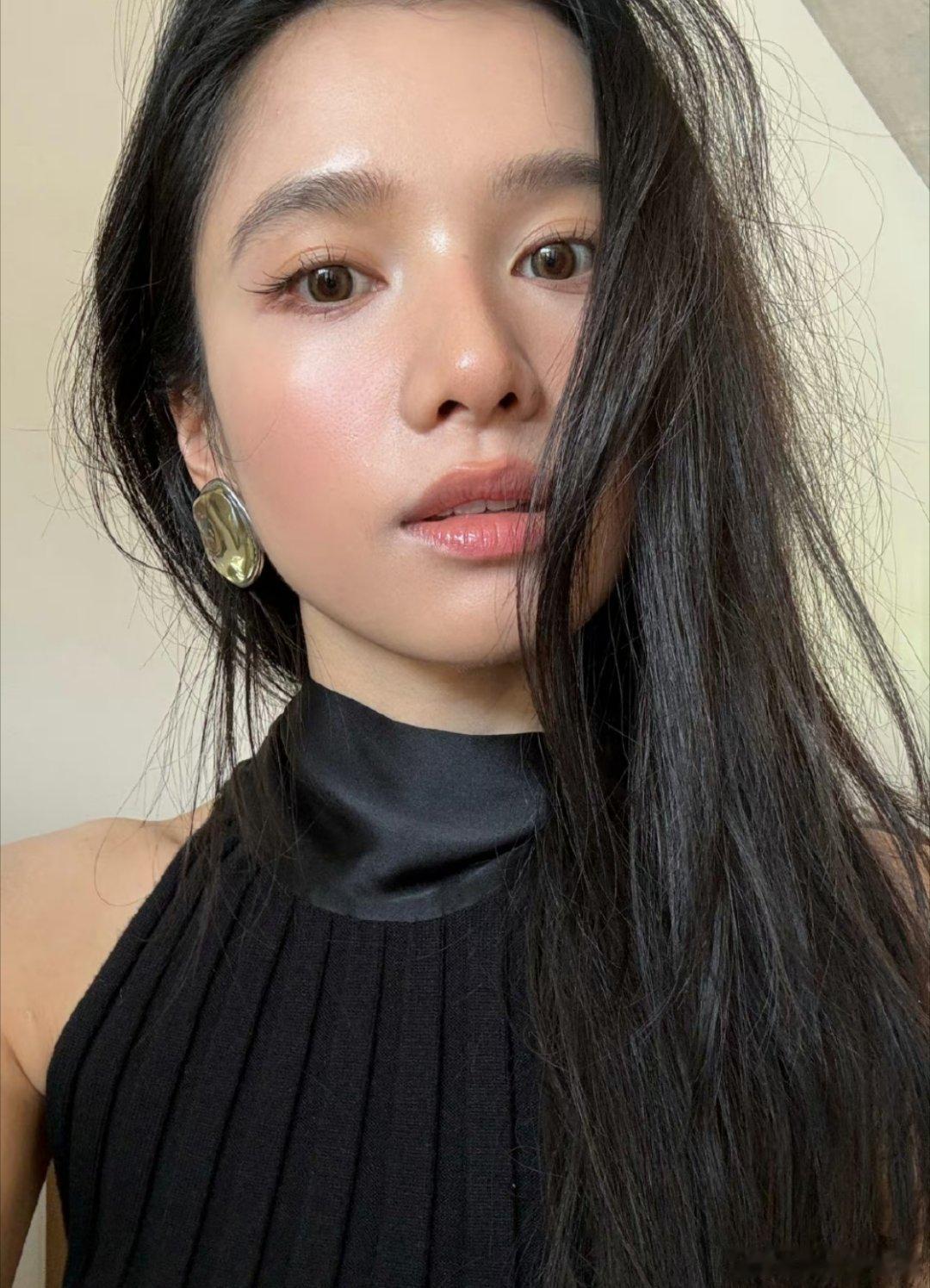 哦莫[允悲][允悲][允悲]张婧仪原来是黑皮辣妹的感觉嘛？！啊？ ​​​