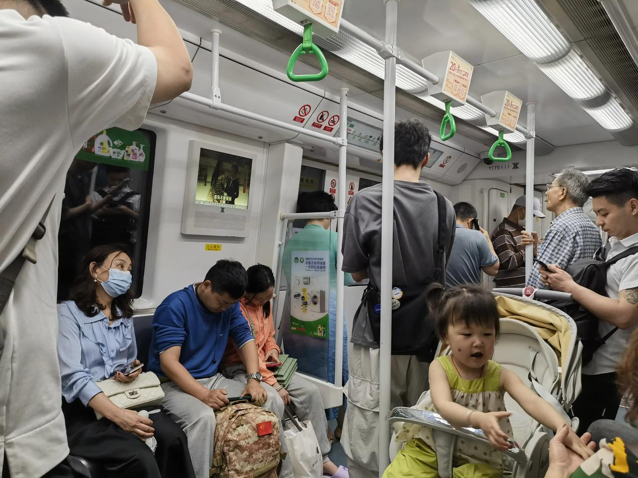 深圳一号地铁线，就像是三等舱。小孩喊，打电话，人员拥挤。