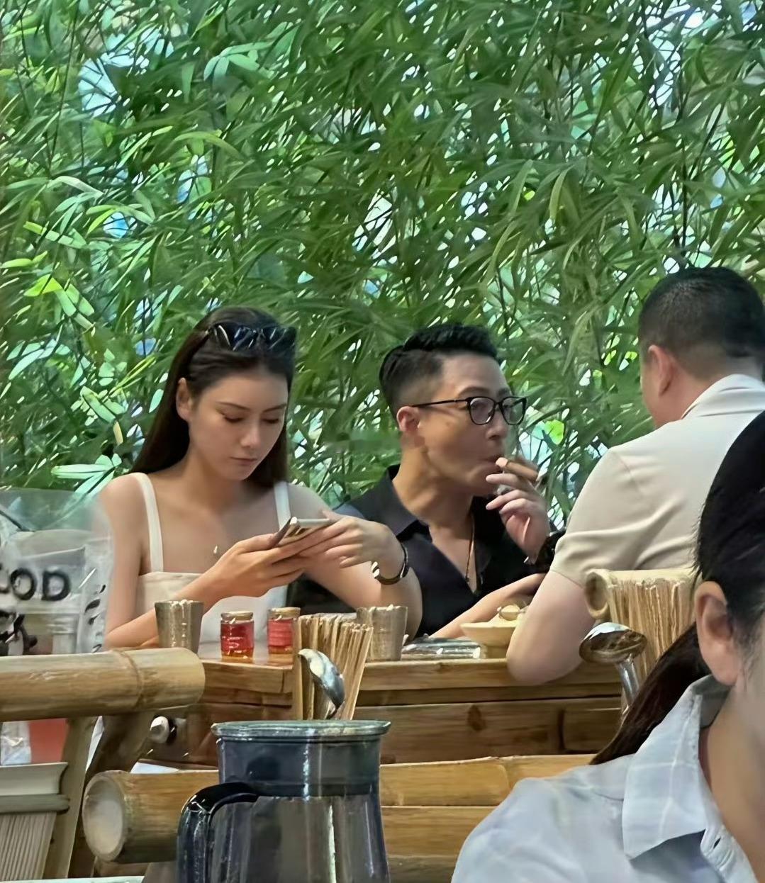 汪小菲带着马筱梅吃火锅，边吃饭边抽雪茄，看着好潇洒。不过有网友评论，说他有一种晚