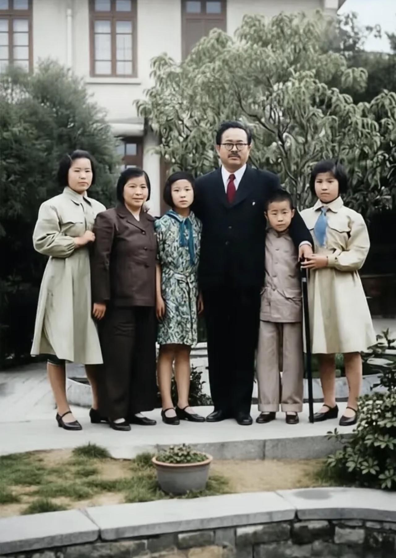 很多人不知道，1949年开国大典的天安门城楼上，五大书记唯独缺少了任弼时。早年从