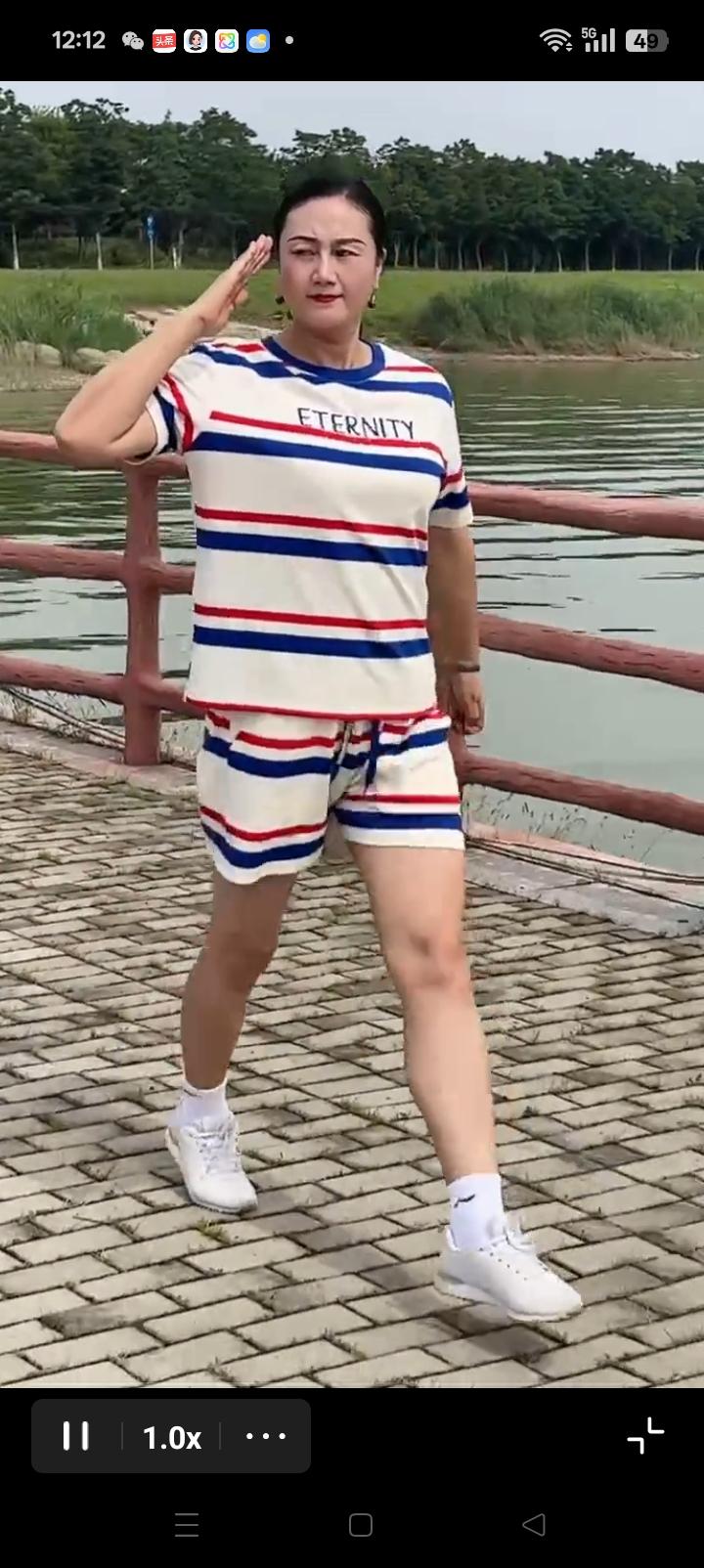 女军人的英姿飒爽，连锻炼也是正步走，随时听从祖国召唤：召之即来，来之能战。