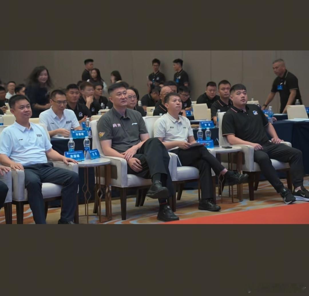 杜峰现在真带派哈！球迷湛江遇见杜锋，作为广东省篮球协会会长杜锋莅临现场，见证换届