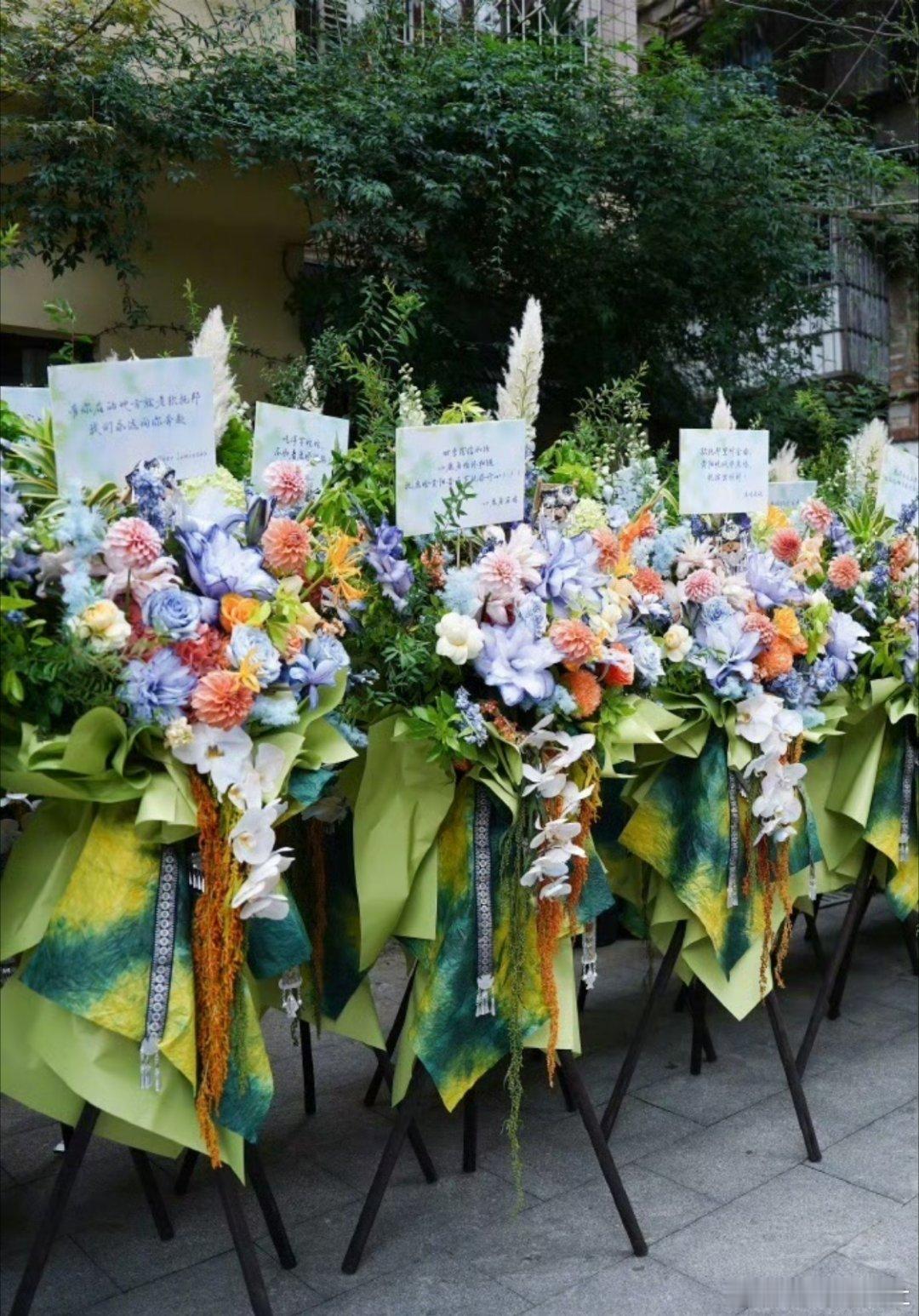 鹿晗音乐节非遗DIY花篮真是不知道谁还在喜欢鹿晗啊 都出g了 背叛关晓彤 这样的