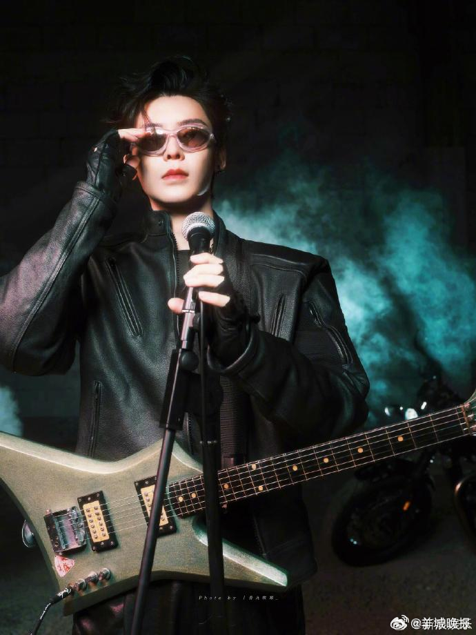 【男明星摇滚风造型大赏，你最喜欢哪一套？】皮衣飒爽、金属冷冽，氛围感直接拉满！有