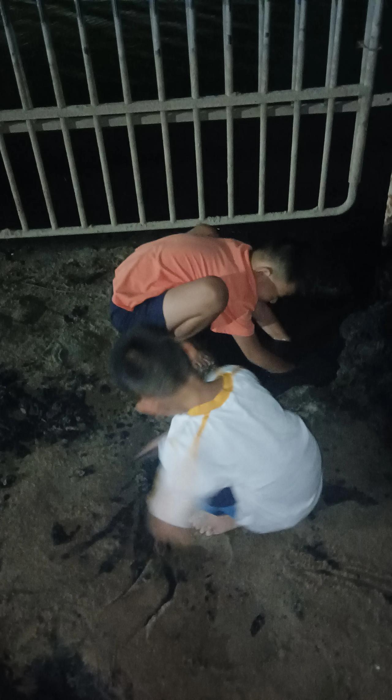 扎心来得如此猝不及防

上学路上给俩娃讲欧也妮.葛朗台。

我说:“葛朗台有很多