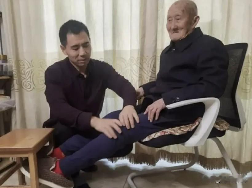 内蒙古一光棍收养两个月大男婴，含辛茹苦把他养大。多年后，男孩当上了武警上校军官，