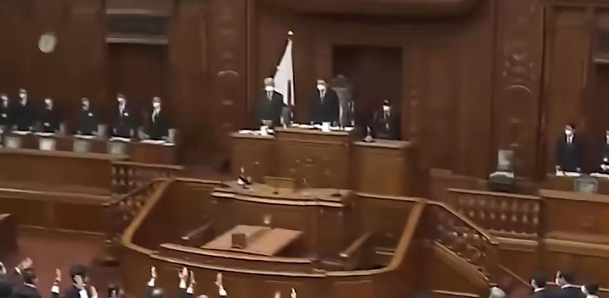 21日高市早苗刚献完祭品，22日126名议员就组团去靖国神社参拜了。
你这边抗议