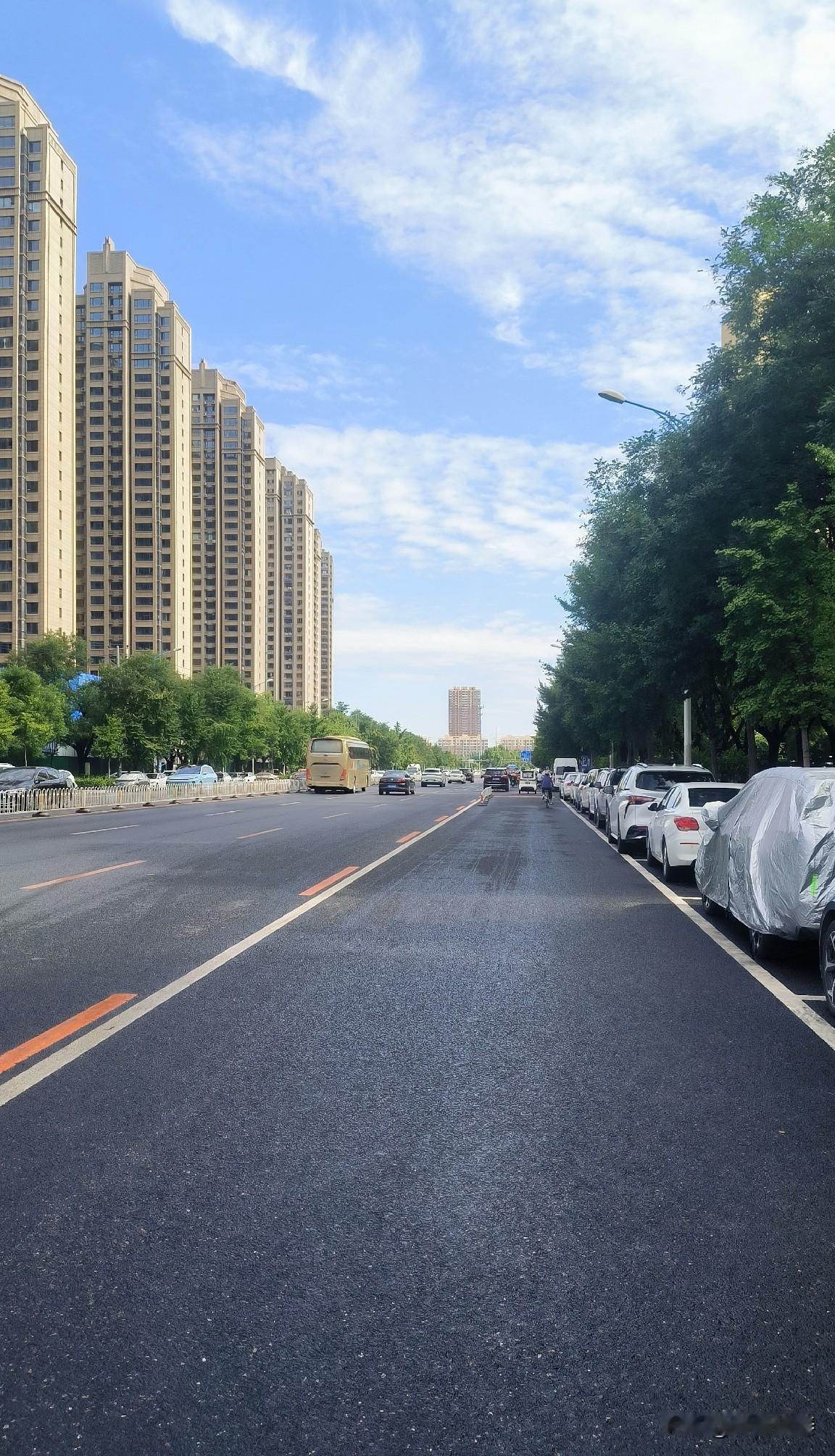 坐标保定。今天中午饭后散步，路过一家诊所，看到了让人揪心的一幕：

一位女士坐在
