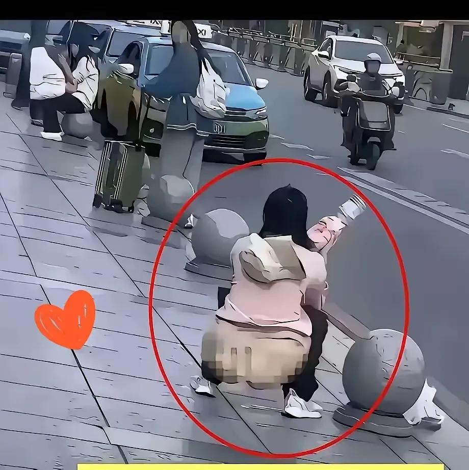 女士当街方便，被人拍下。俗话说：活人不能被尿憋死。屎涨千里，尿涨寸步难行。
街头