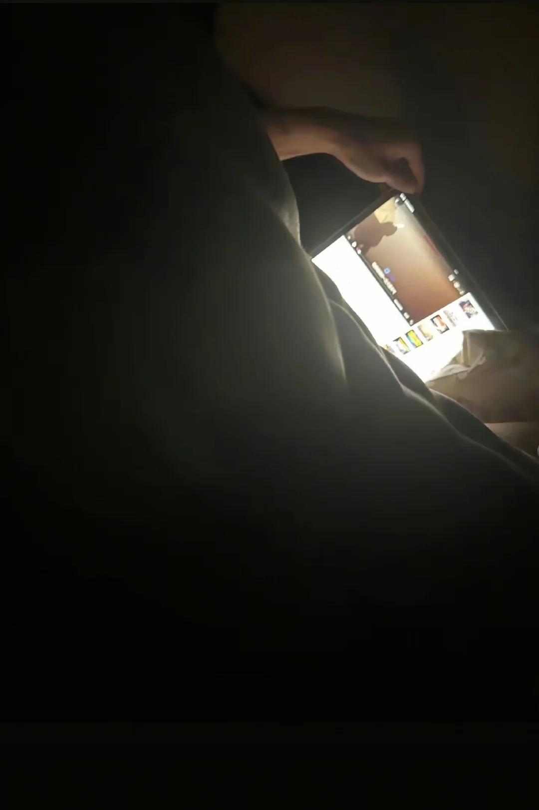 谁懂啊！我真的很会关灯玩手机！
光影太重要了，