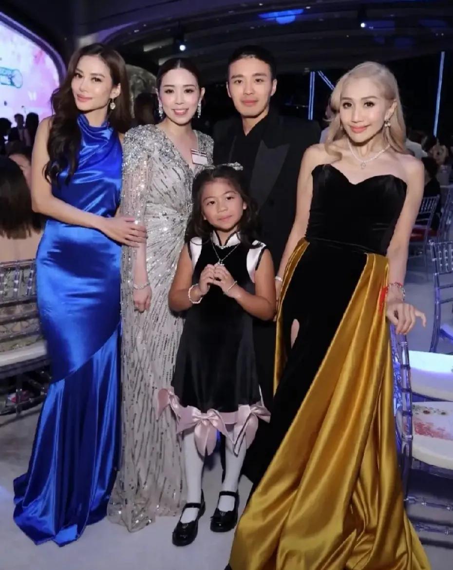 何超盈如今真的是带娃一点也不嫌累，参加慈善晚宴，完全可以让保姆照顾孩子，还是把辛