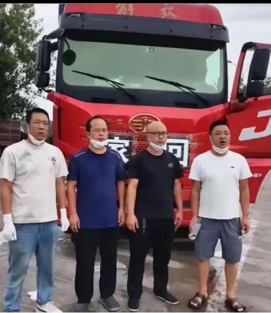 泪目了，陕西服务区，一辆货车停了三天没人动。工作人员打开门才发现，34岁司机早已
