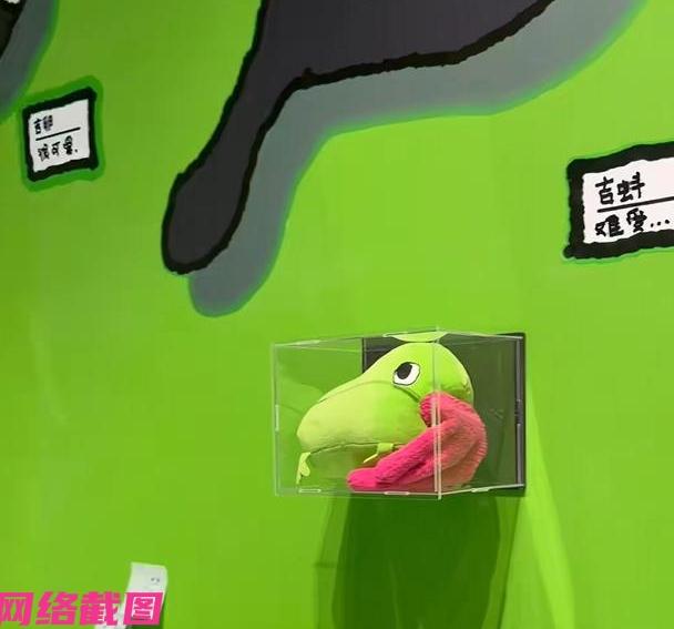杭州中国美术学院毕业展，有二十二岁女生因画了一只丑青蛙，在三十平的毕业展上的便利