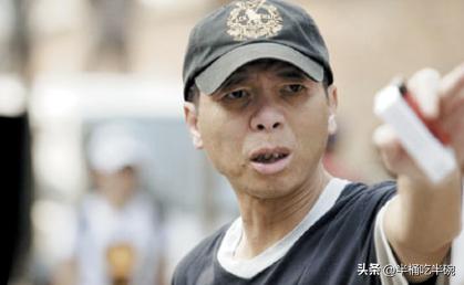 2024年，湖南株洲街头，一男子看见冯小刚，拿着手机小跑过去，刚刚叫了一声 “冯