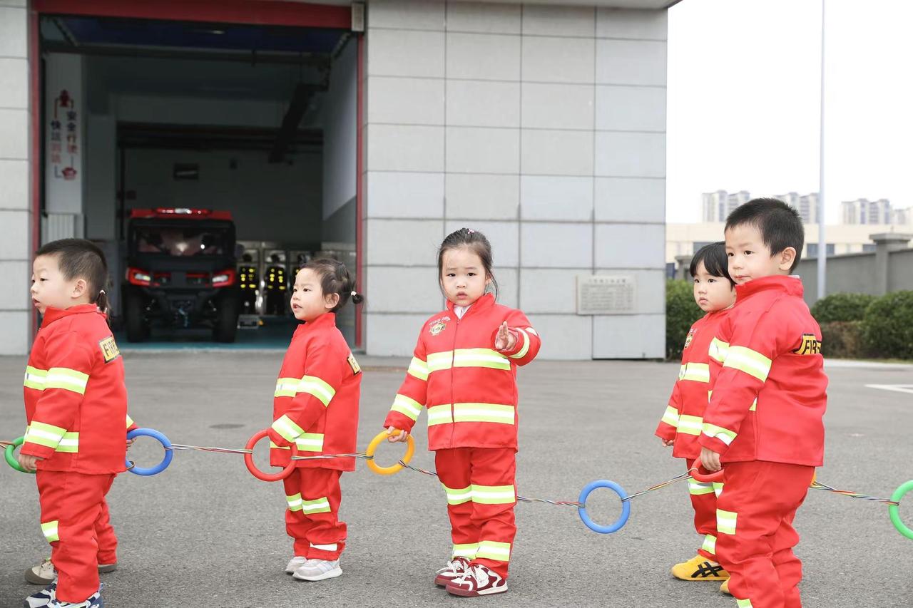 小小消防员👩‍🚒大大英雄梦在孩子的世界里英雄总是身披光芒，无所不能而消防员，