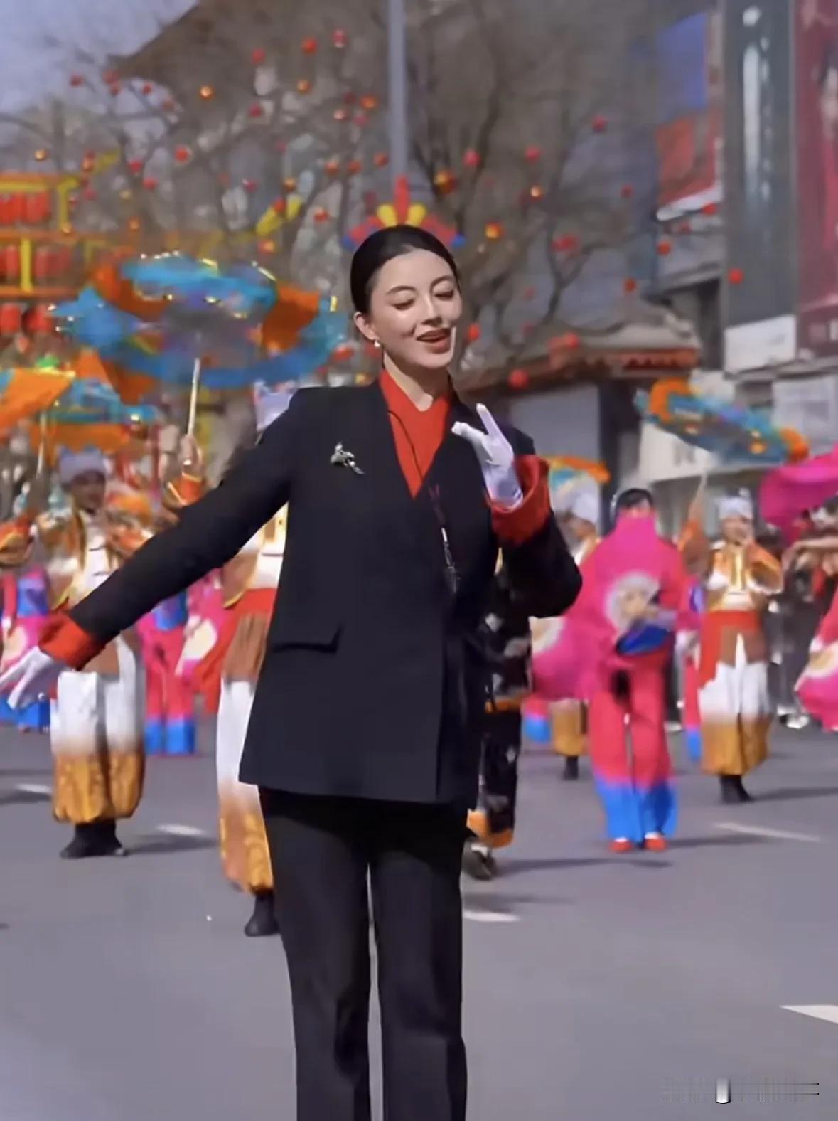 资本的嗅觉，真的太灵了。
陕北米脂那位跳秧歌的姑娘高梦瑶，刚火没几天，不少人心里