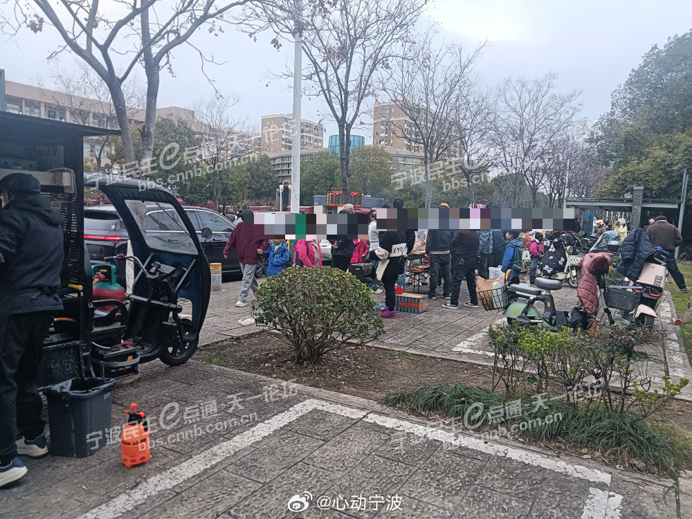 宁波集士港整治校园周边占道摊贩 近日，有宁波市民通过“宁波民生e点通”平台反映，