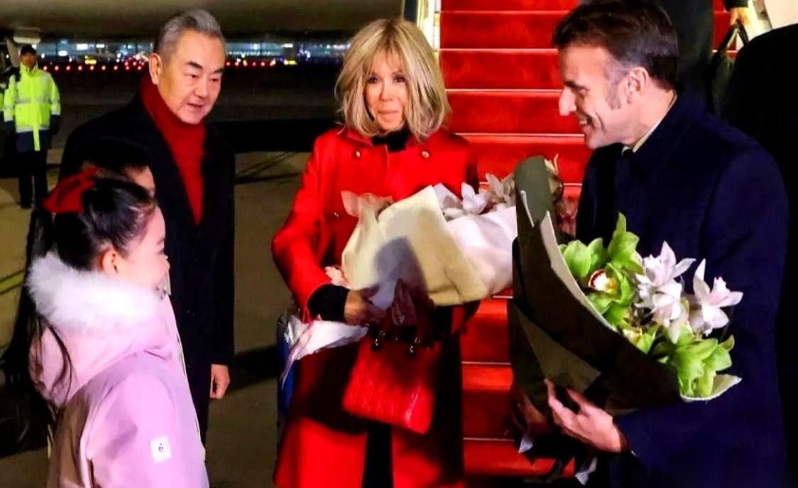 一下飞机，那抹红色就跳出来了。
真的，全场的焦点。你根本不会先去看旁边的总统，你