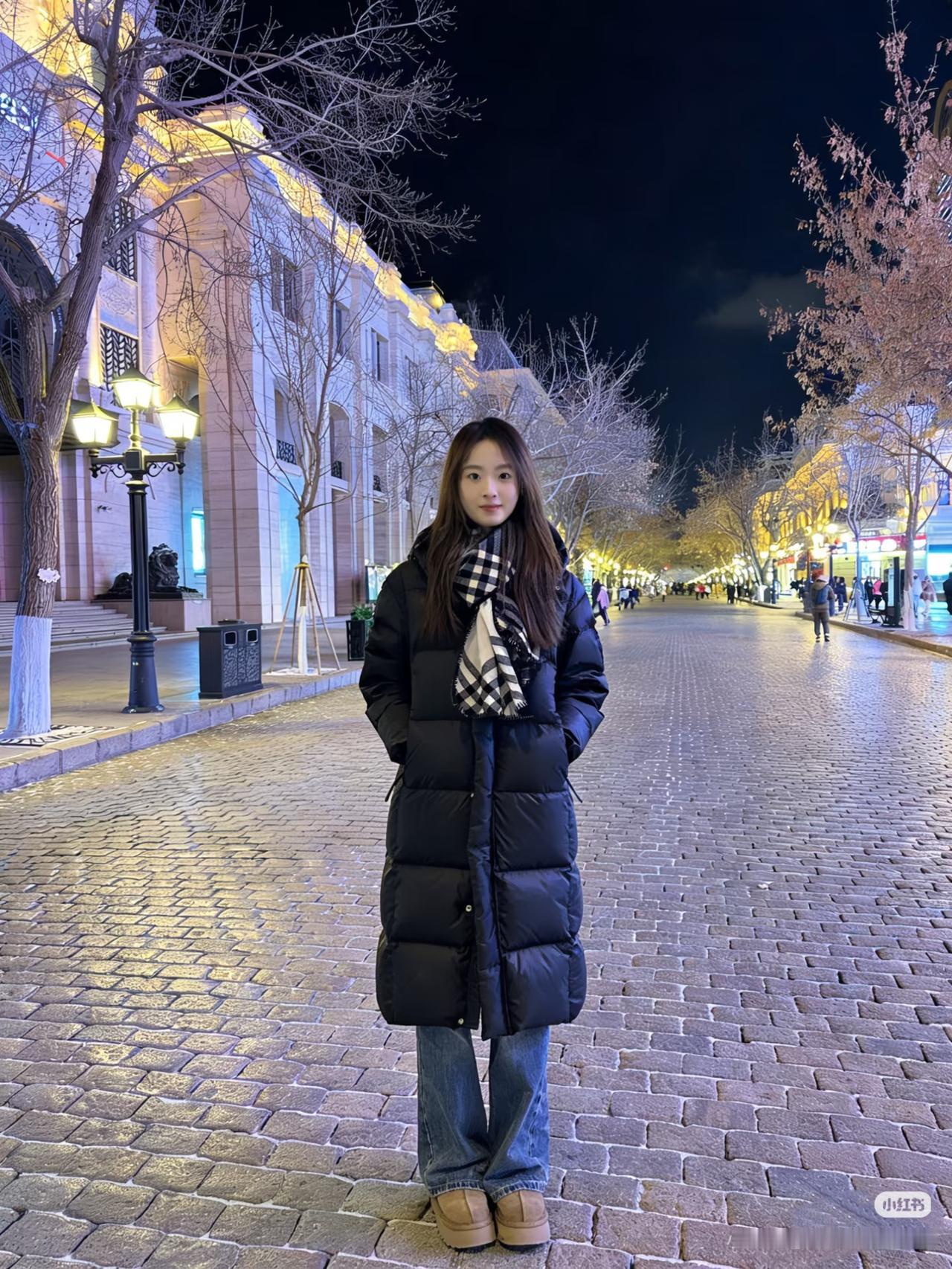 夜色笼街灯，人影入画来。