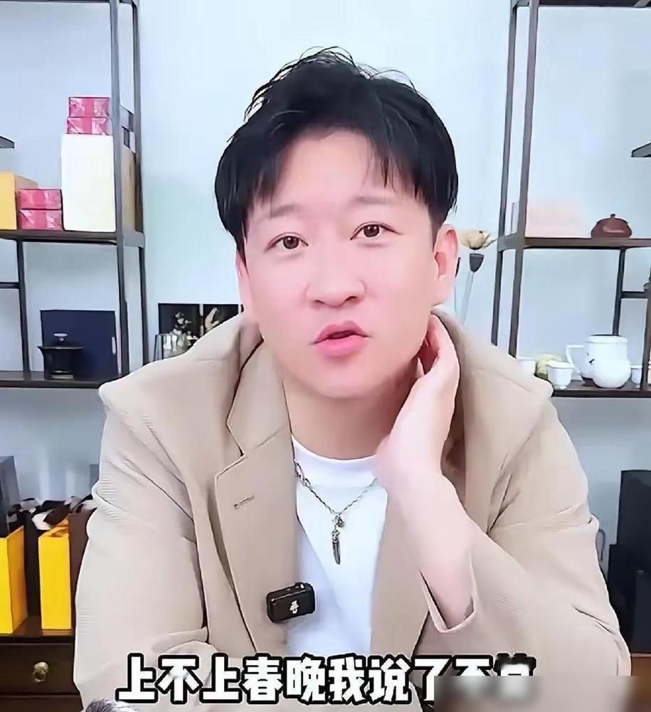 曹云金被问起今年上不上春晚，他摊开手直言：“没人请我，也没拿得出手的段子。”话锋