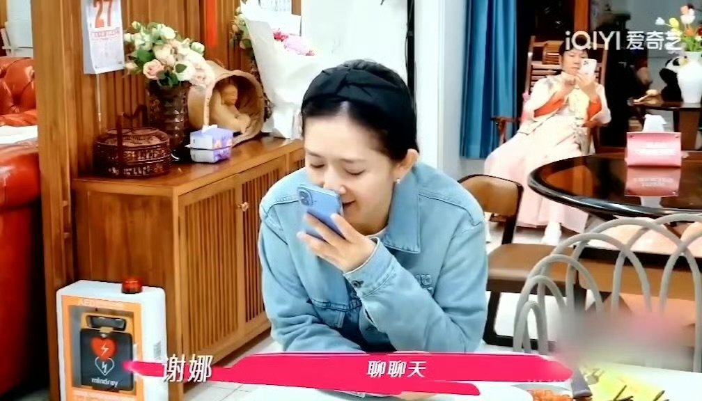 谢娜女儿拒绝妈妈画饼 姐姐当家 笑发财了！谢娜说“还有几天回家”，女儿拆台“到底