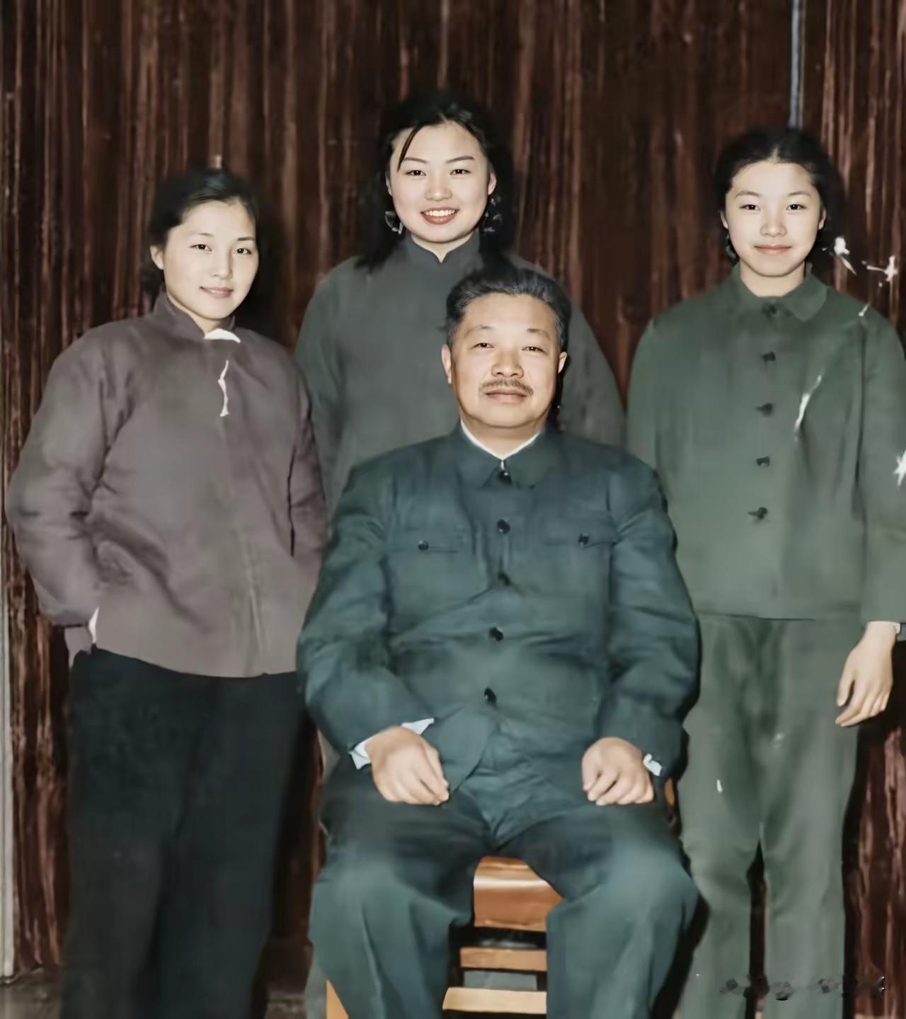 贺龙元帅和三个女儿珍贵合影，将门三女风华绝代，遗传父亲英气风骨，镜头下分别是贺龙