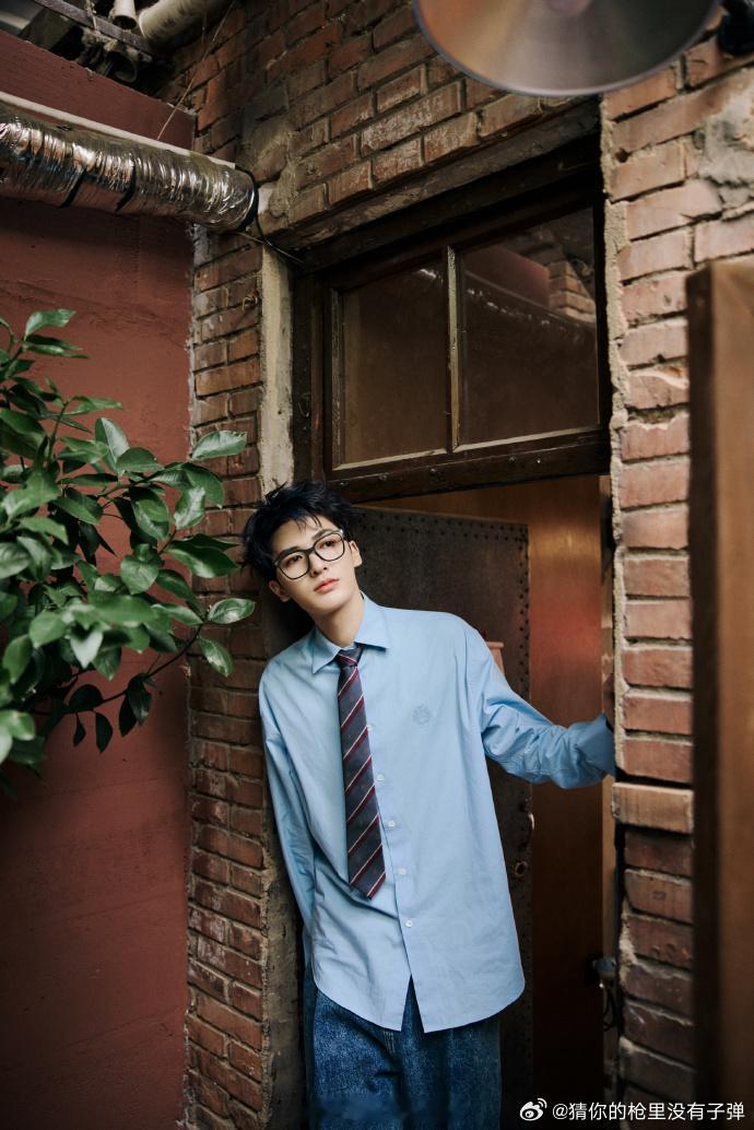 #朱正廷清爽学长造型#朱正廷的清爽学长造型真是青春无敌呀！如同青春男大一般，而太
