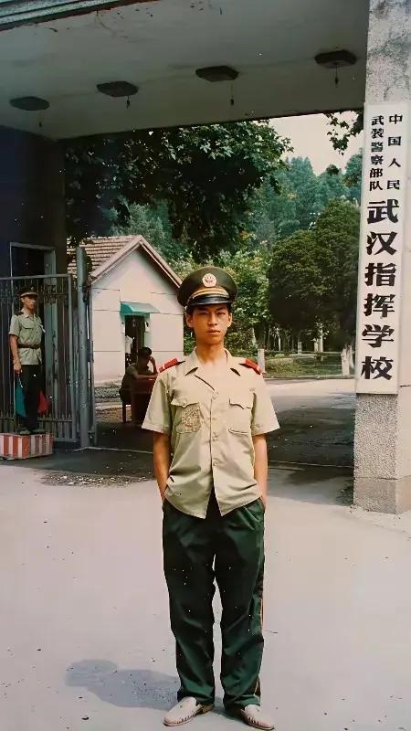 我舅舅在80年代去武汉当兵，当了几年就回来了，现在在我们镇里人武部工作