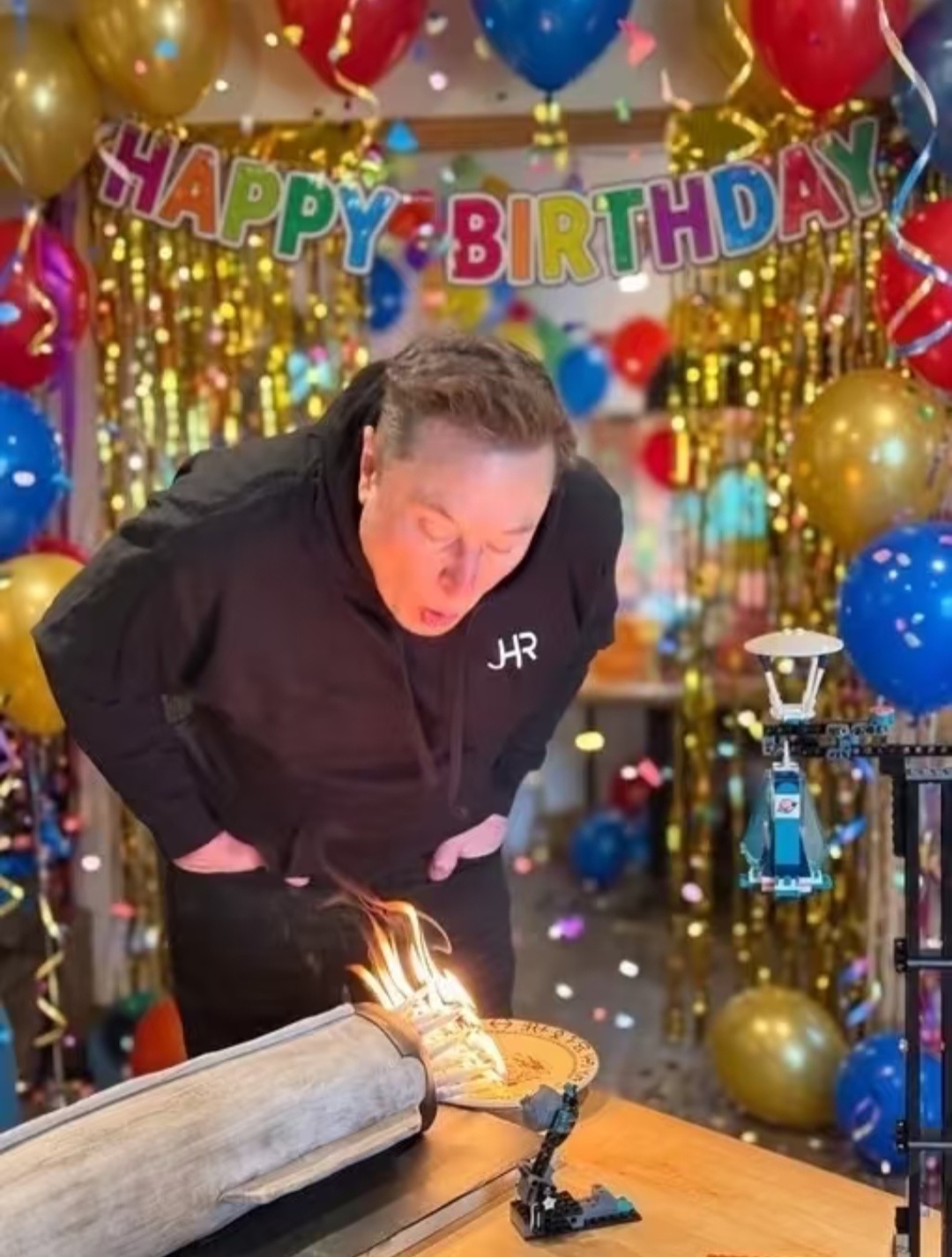 马斯克过生日，搞了个星舰造型的生日蛋糕他亲自给自己的火箭熄火了