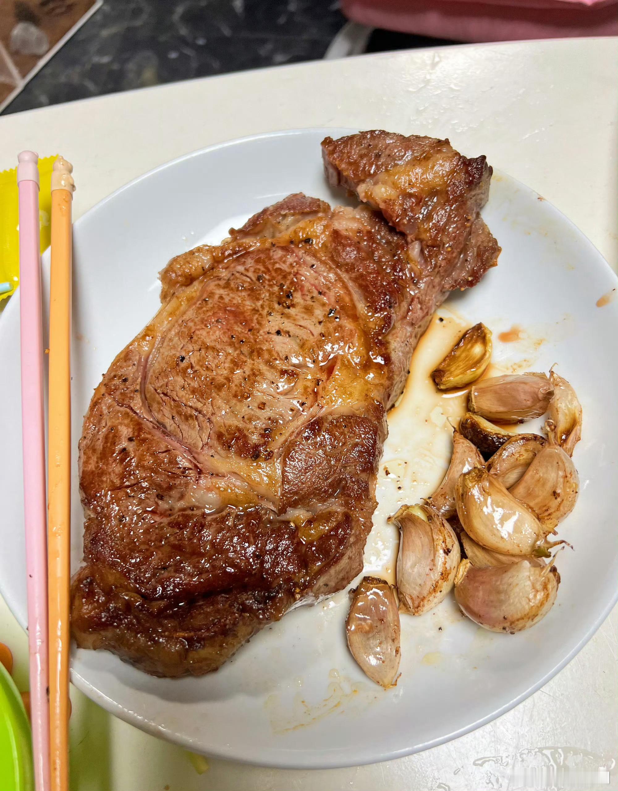 之前聊天才发现，不同地区的饮食差异好大啊！皮蛋豆腐和烤/煎大蒜在北京算是很稀松平