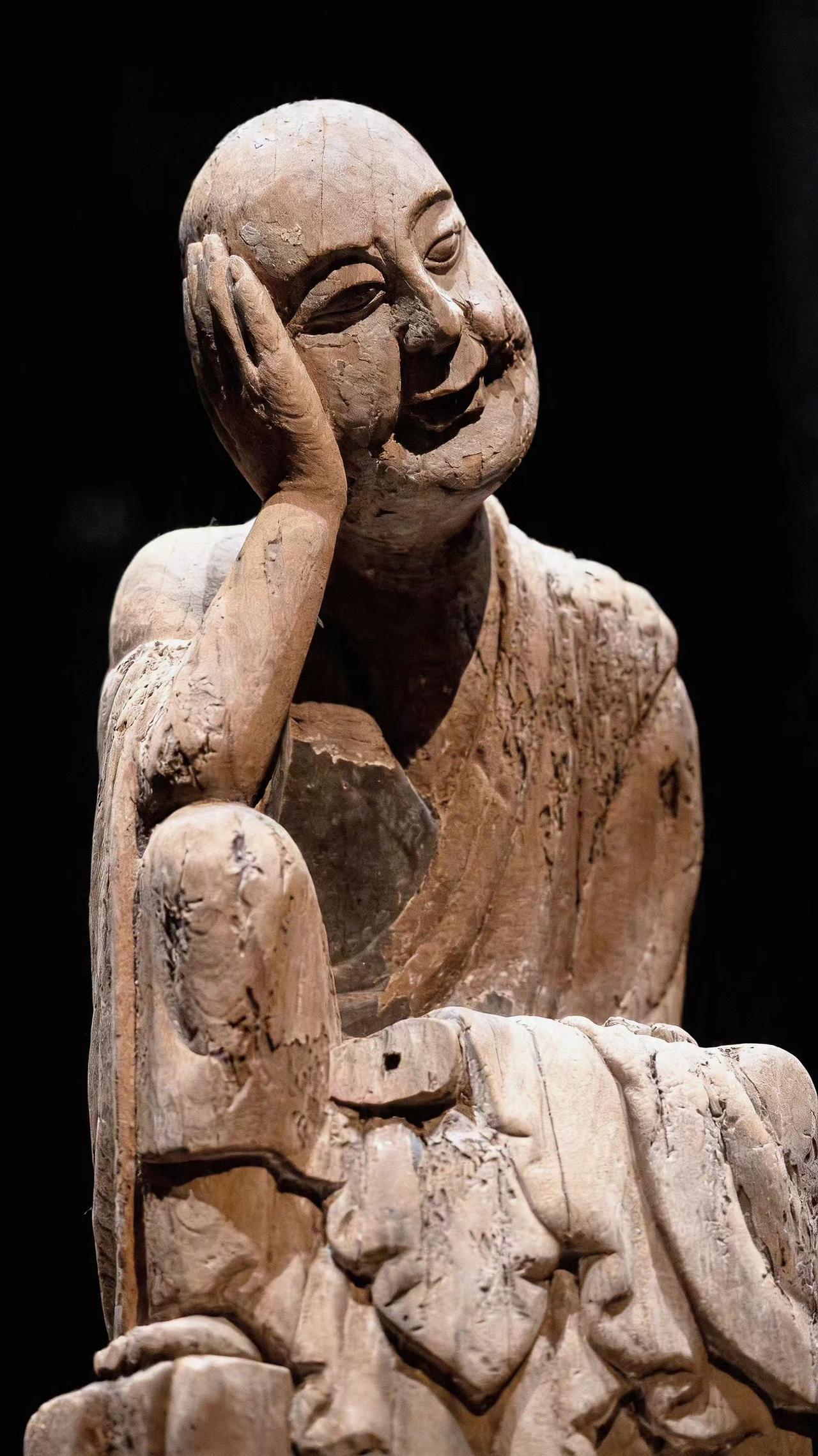 广东省博物馆藏南华寺北宋木雕罗汉像，在繁星下的微笑  。
🕯️千年木胎藏着星子