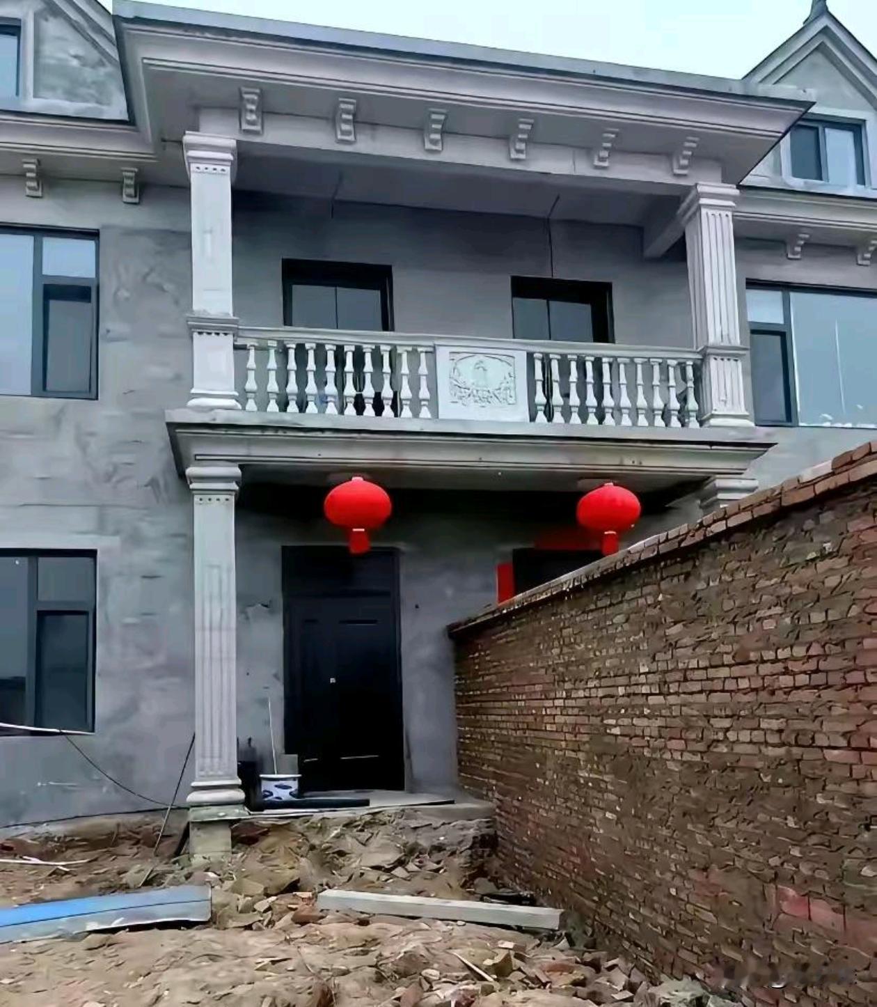 两兄弟真不能一起建房，刚建房的时候好的穿一条裤子，闹掰了就成这样了