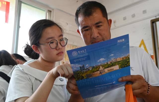 高考填志愿，每年都吵翻一家人。
完全放手，孩子不懂就业行情容易踩坑；强行包办，又