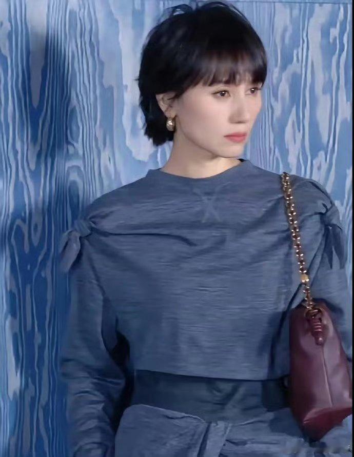 为什么她每次穿衣又不漏，看上去很高级又性感 