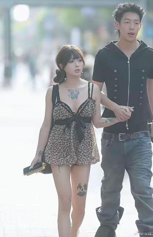 第一眼以为是裤子没有穿好、原来这样穿时尚啊！ 
