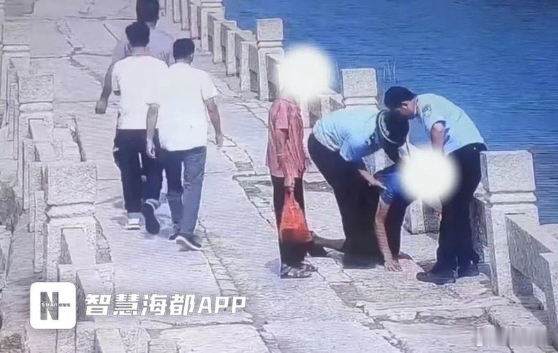#福建一公园内七旬老人摔倒满脸是血#连日来一段发生在南安水头镇五里桥文化公园的救