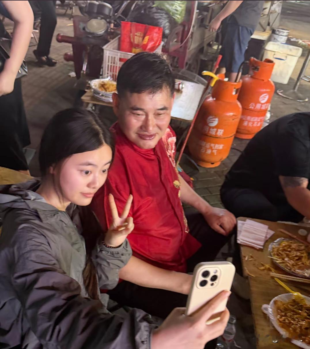 “大衣哥”朱之文现在火的一塌糊涂，不管走在哪里都有小姑娘和他合影。下一步他应该练