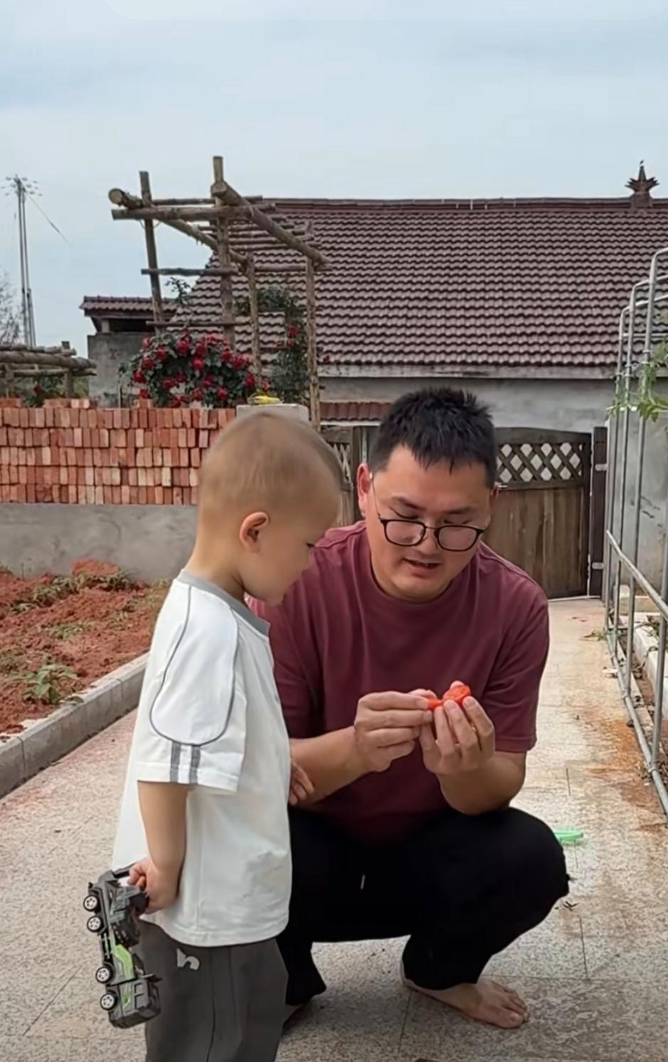 [呲牙]看到拿着小车模型的小成成和光着脚丫小二娃在院子里吃小番茄，小成成爽得啊啊
