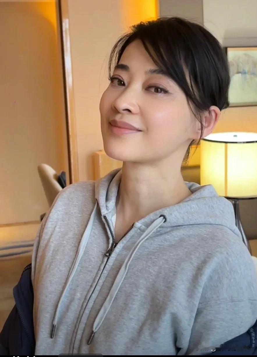 49岁的梅婷，晒无美颜的照片，状态还是挺年轻的，只是有一点，咋越看越像倪萍大姐呢