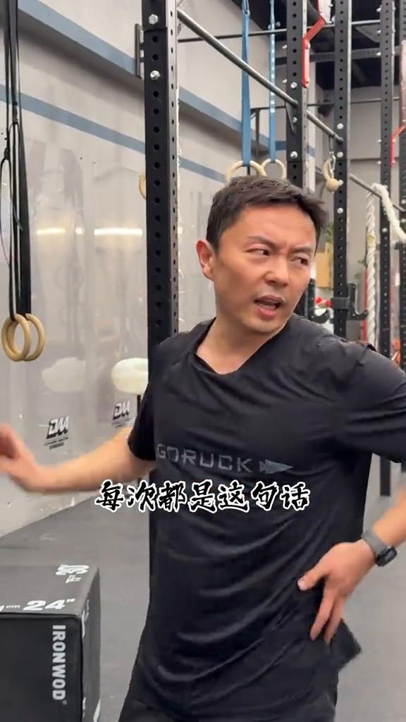 每次都是这句话，每次都是这姿势，每次开场洗脑，大脑瞬间清醒。何老师说这很难，咬牙