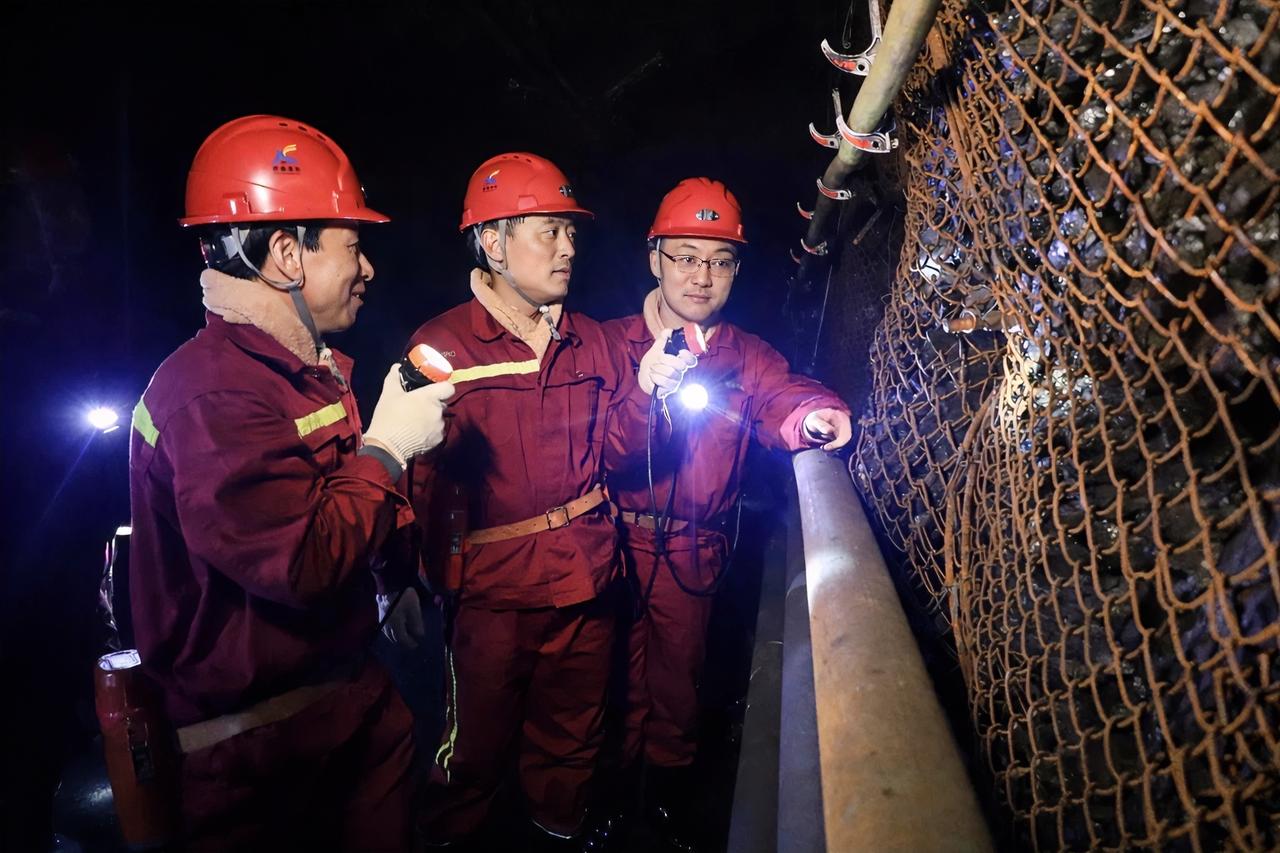 3月11日，徐矿集团公司党委书记、董事长吴宁到张双楼煤矿调研，强调要持续深化安全