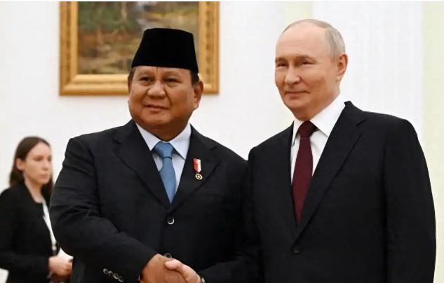 最近印尼总统直接上演了一出极限外交，48小时连跑俄罗斯和法国，一边找油，一边加紧