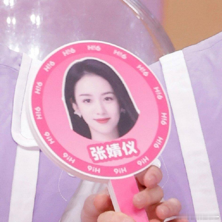 好六是什么草台班子？陈哲远张婧仪是去给新剧《梦花廷》剧宣的，然后节目组牌子上写着