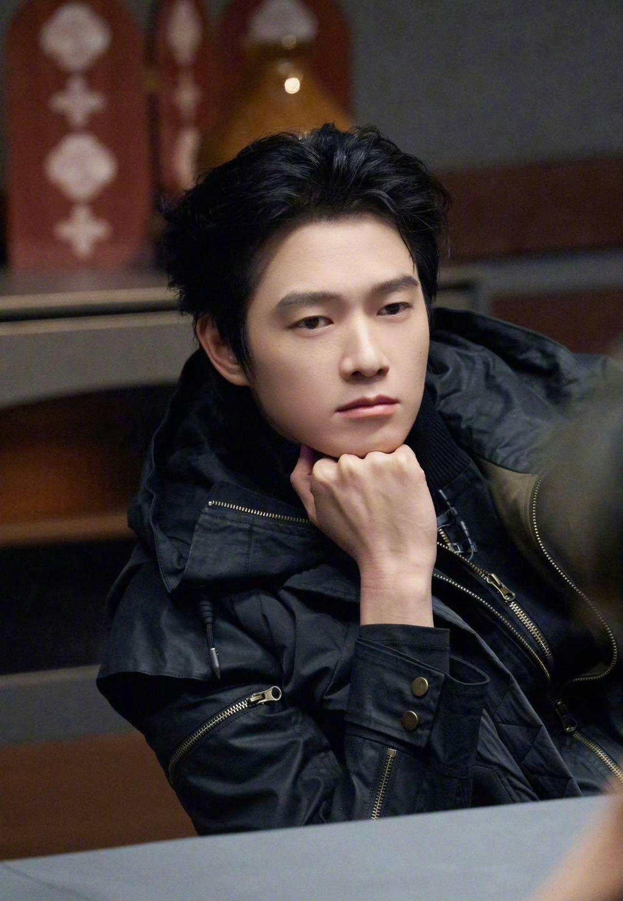 魏大勋飞速盘清动线 魏大勋在《大侦探》里的推理像开了“上帝视角”！从硝烟反应入手