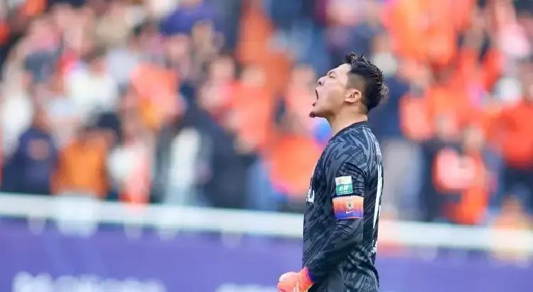 这球门，是被岁月凿穿了。
65%的扑救成功率，职业生涯新低。
对方射正，几乎等于