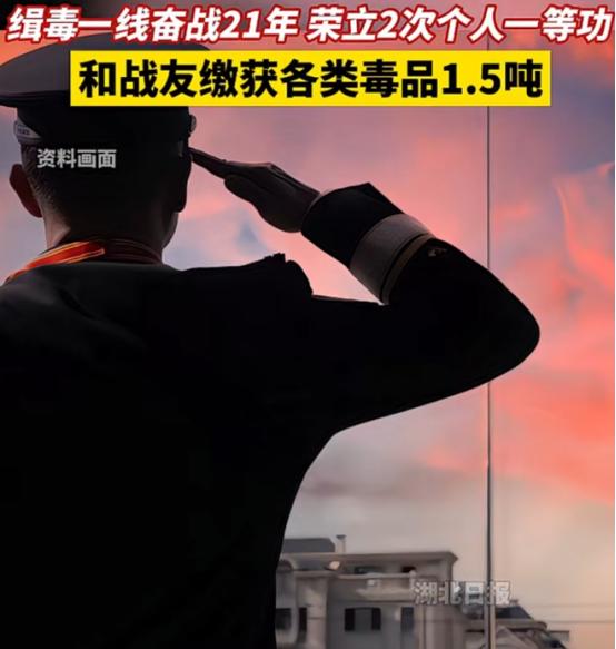 阅兵仪式出现了一个特别的背影，刚开始觉得奇怪，既然拍照了，为啥不给正面一个特写，