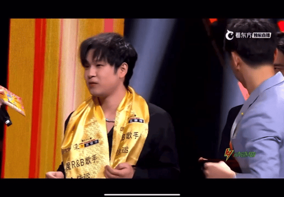 余佳运耳机里的人走出来领奖了 谁懂！余佳运连续两天在TMEA、东方风云榜拿“年度