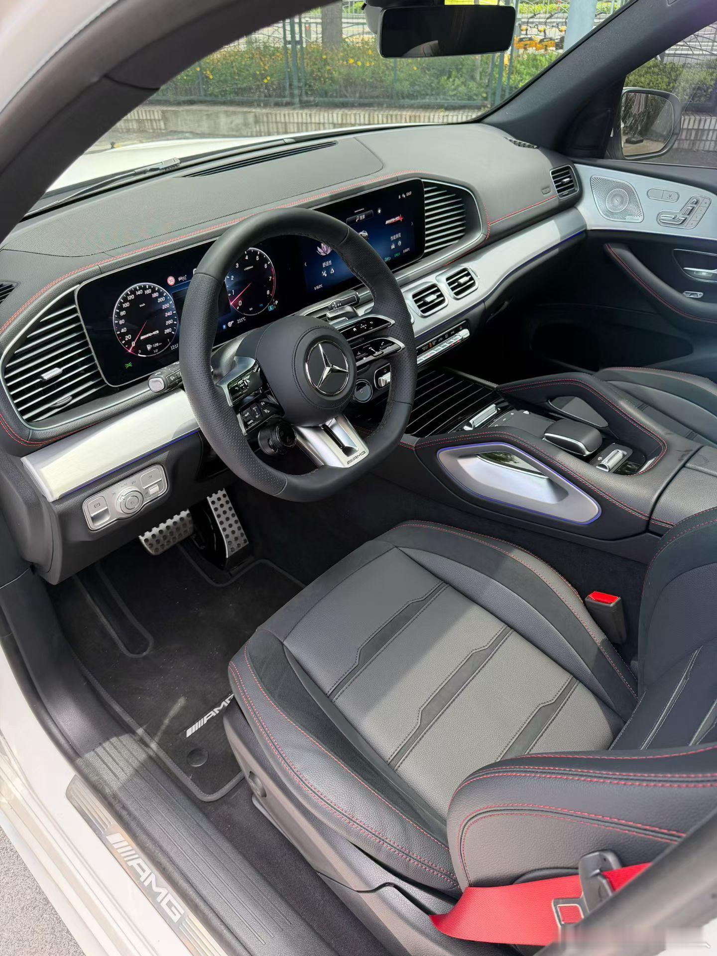 奔驰AMG GLE53， 白外黑内 ，26年4900公里 