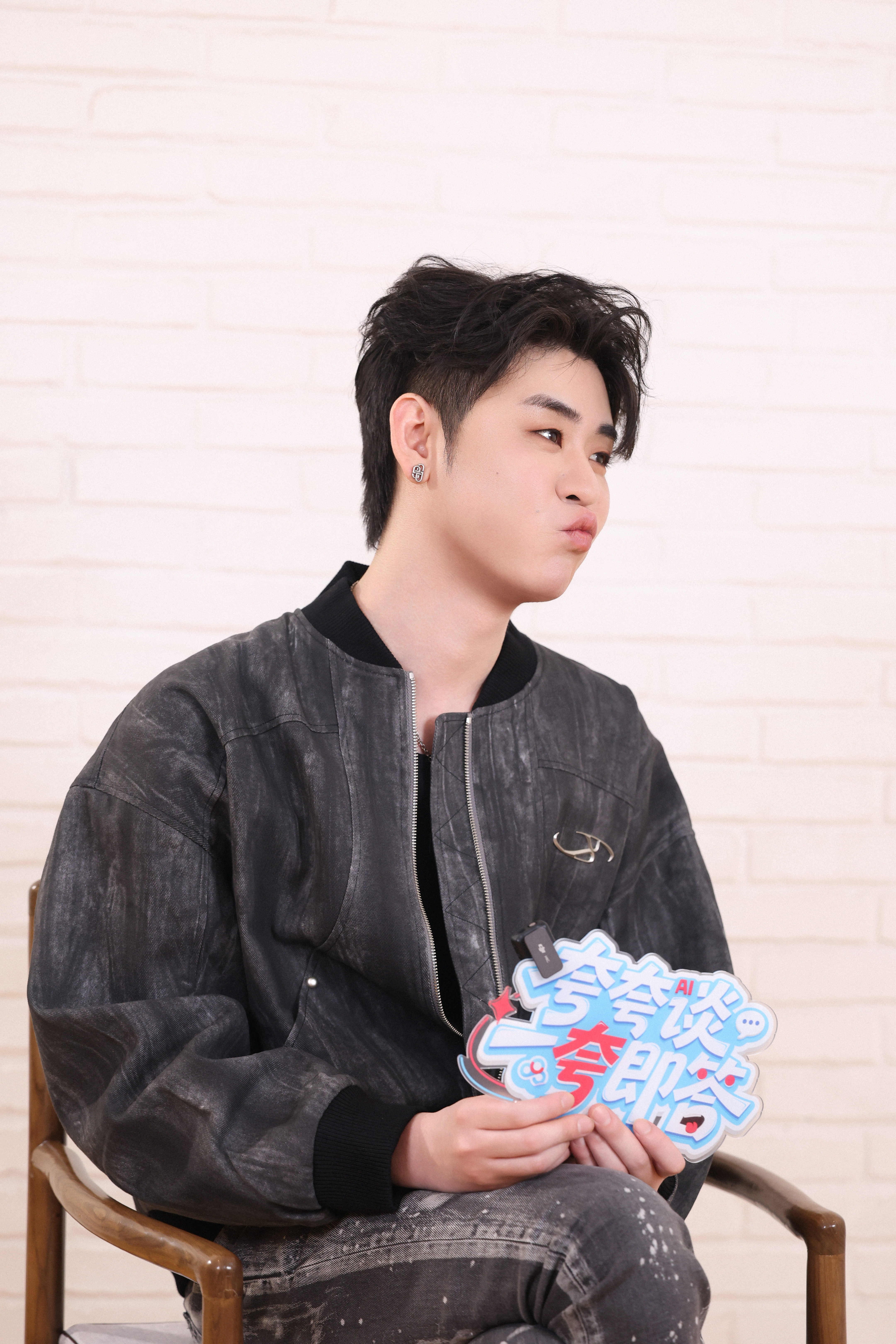 芝士娱乐 被这个嘟嘴的张云雷萌到是人之常情🥹今日份物料的太可爱啦 张云雷靠近你